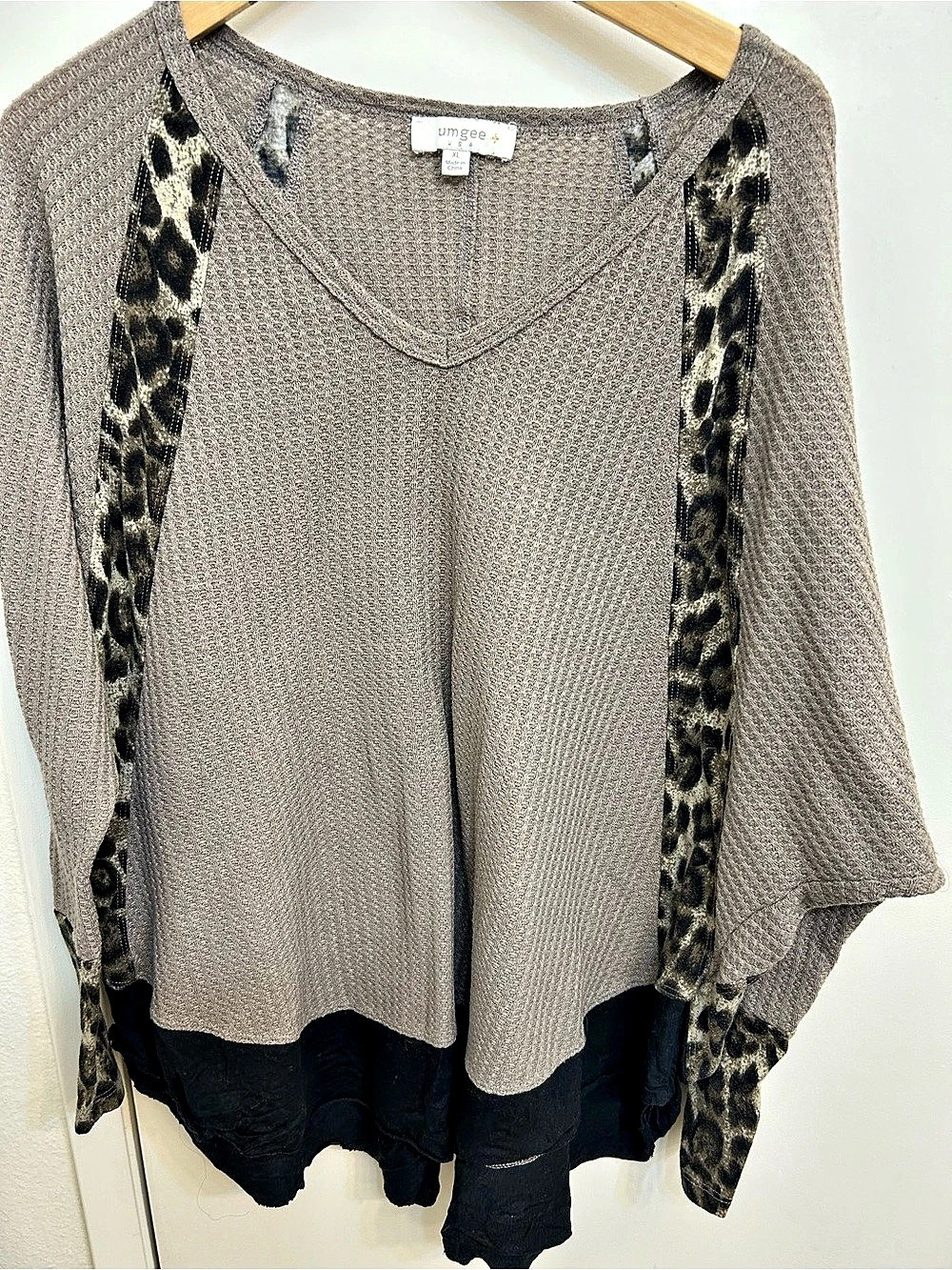 Umgee Leopard Print V-Neck top Gray & Black Like New